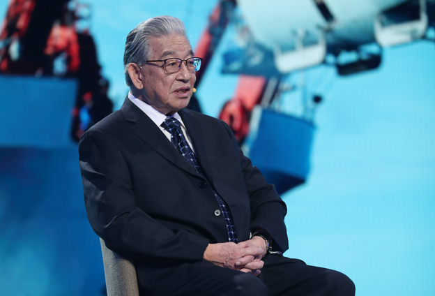 中華民族實現(xiàn)了可上九天攬月，可下五洋捉鱉的宏偉夙愿