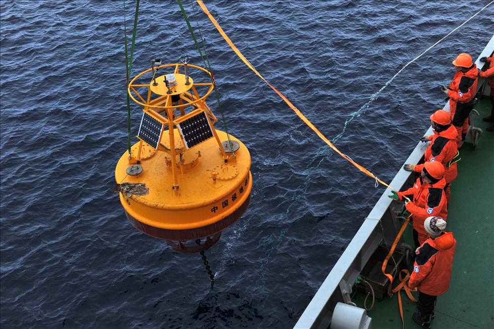 考察隊(duì)在南極普里茲灣布放觀(guān)測(cè)浮標(biāo)(高清)