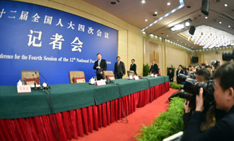 尚福林、劉士余、項(xiàng)俊波等步入會(huì)場(chǎng)