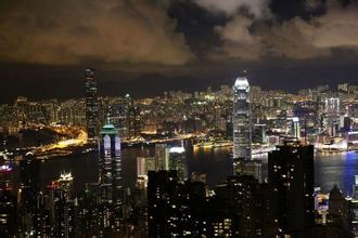 中央對香港行政長官是有標(biāo)準(zhǔn)的，是一貫的