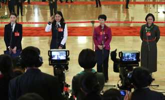 吳敏霞、杜玉濤、蒙曼、盧麗安代表接受采訪