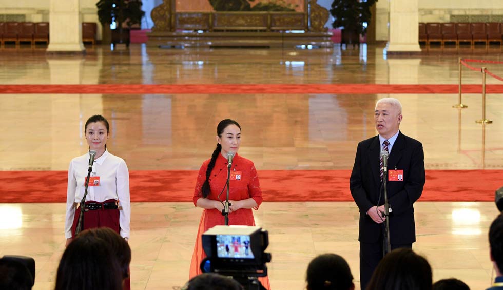 肖笑波、侯艷、徐俊接受采訪