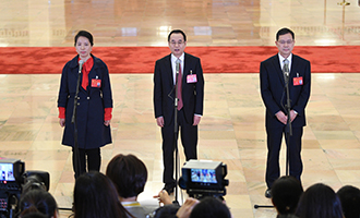 姜妍、康紅普、劉宗富代表接受采訪