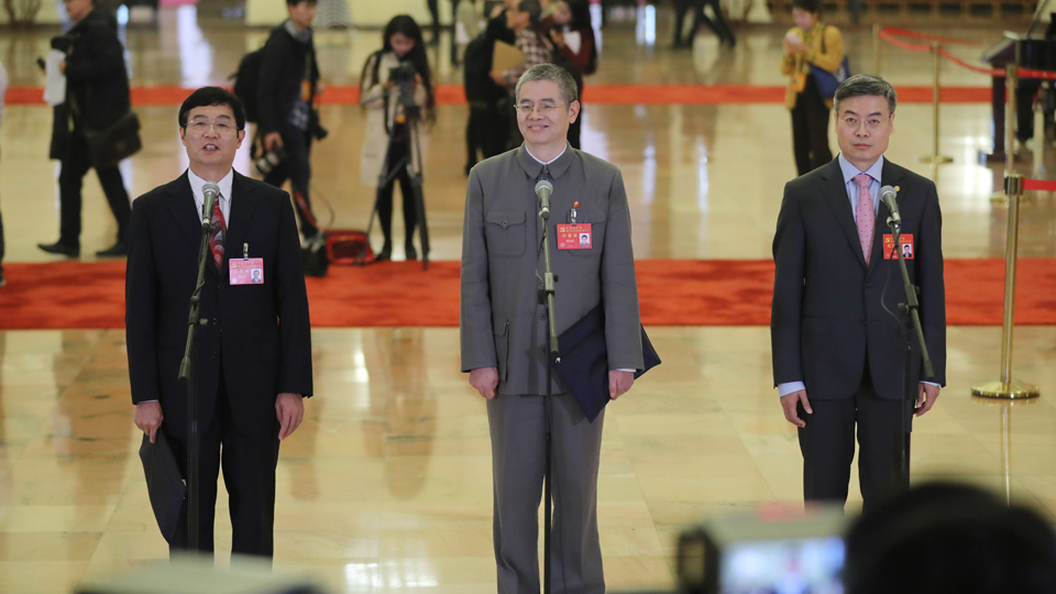 吳曉光、胡偉武、金東寒代表接受采訪