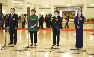 蔣成華、邵蕓、甘露、周宇代表接受采訪