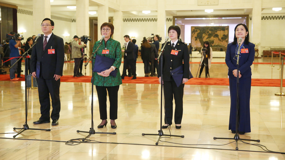 蔣成華、邵蕓、甘露、周宇代表接受采訪