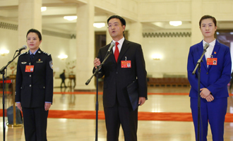 李貝、裴春亮、丁寧代表接受采訪