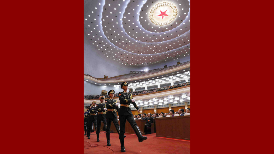 陸?？杖妰x仗兵正步行進(jìn)至主席臺前