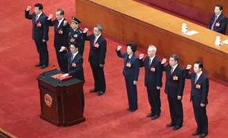 國(guó)務(wù)院副總理、國(guó)務(wù)委員、秘書長(zhǎng)進(jìn)行憲法宣誓