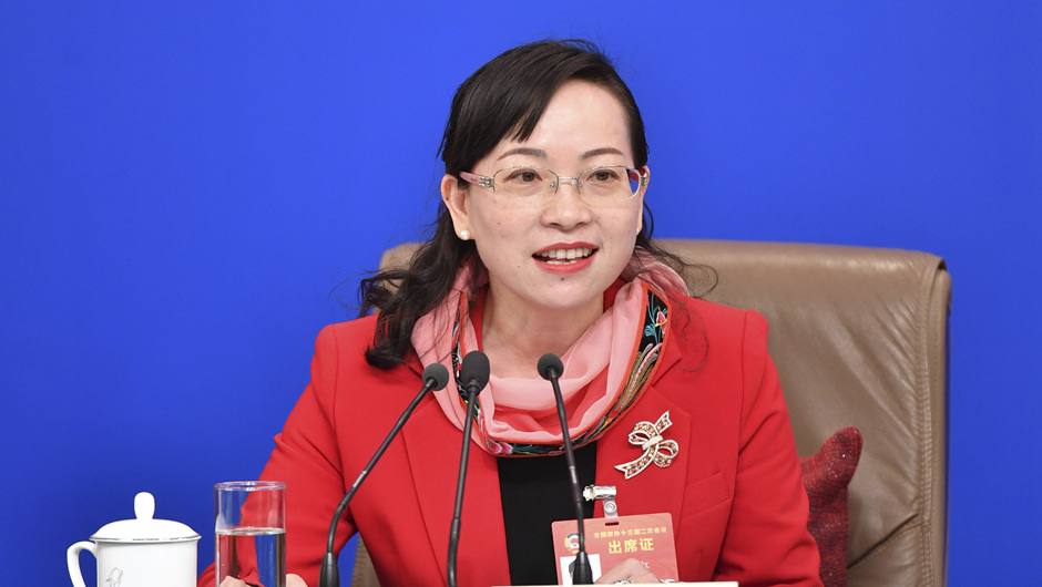 全國政協(xié)委員、湖南省湘西土家族苗族自治州政協(xié)副主席 石紅