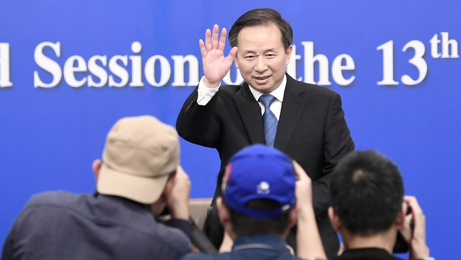 記者會(huì)開始前，李干杰向記者致意