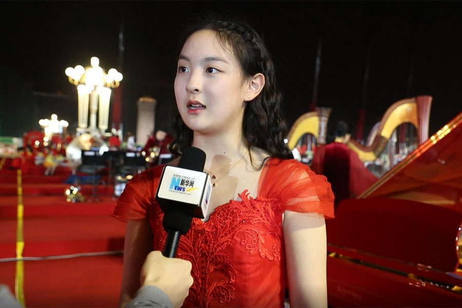 現場采訪參加聯(lián)歡活動的群眾