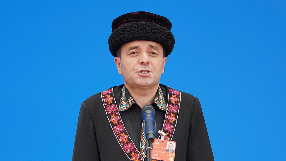 全國(guó)政協(xié)委員玉克賽克&middot;西加艾提接受采訪