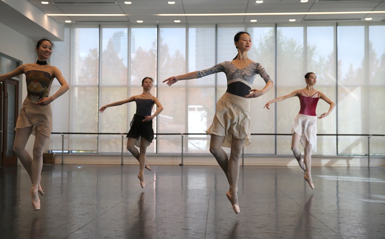 &ldquo;口罩芭蕾&rdquo;舞者：告別焦慮 回歸舞臺(tái)