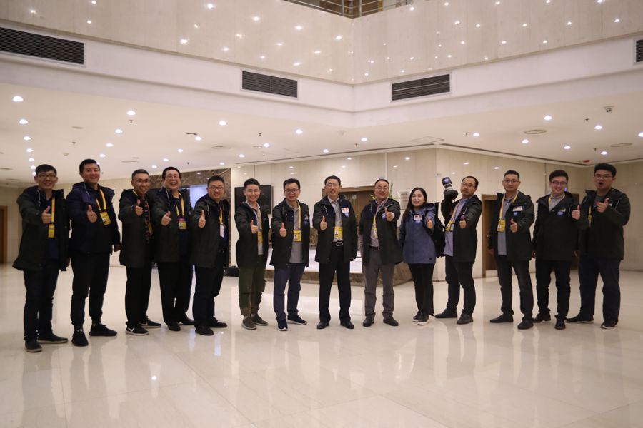 新華網(wǎng)國(guó)慶前方報(bào)道團(tuán)隊(duì)，出發(fā)啦！