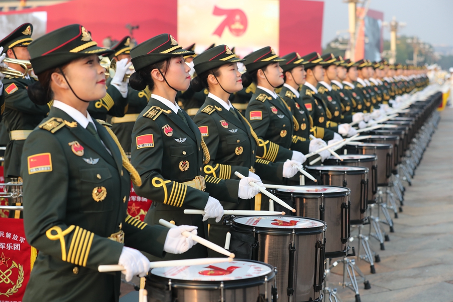 解放軍聯(lián)合軍樂(lè)團(tuán)在廣場(chǎng)就位后進(jìn)行準(zhǔn)備工作和試奏。據(jù)了解，解放軍聯(lián)合軍樂(lè)團(tuán)此次演奏是從開(kāi)國(guó)大典至今歷次閱兵以來(lái)演奏曲目最多的一次，不少曲目是為此次閱兵量身打造的全新作品，此次也是歷次女演奏員最多的一次。