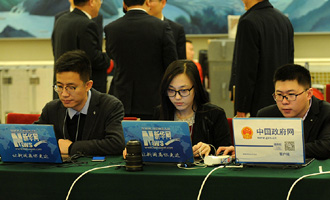 新華網(wǎng)、中國(guó)政府網(wǎng)記者在做直播準(zhǔn)備