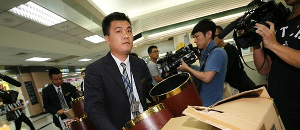 禮儀公司帶著遺體袋、骨灰壇協(xié)助處理善后