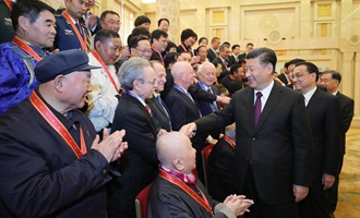 慶祝大會(huì)結(jié)束后，習(xí)近平等會(huì)見(jiàn)受表彰人員及親屬代表