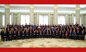 慶祝大會(huì)結(jié)束后，習(xí)近平等同受表彰人員及親屬代表合影留念