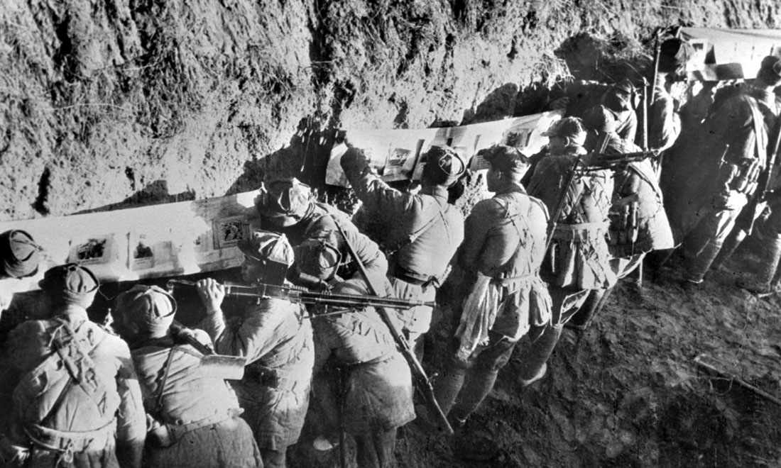 1948年冬，淮海戰(zhàn)役期間，雙堆集前沿陣地舉辦的戰(zhàn)地影展，深受解放軍戰(zhàn)士歡迎。新華社稿  袁克忠攝