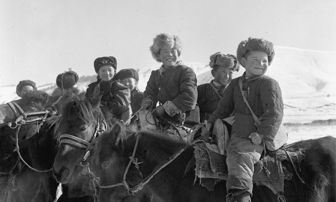 1964年春，新疆伊犁哈薩克自治州昭蘇縣的哈薩克族小學(xué)生們。新華社記者武純展攝
