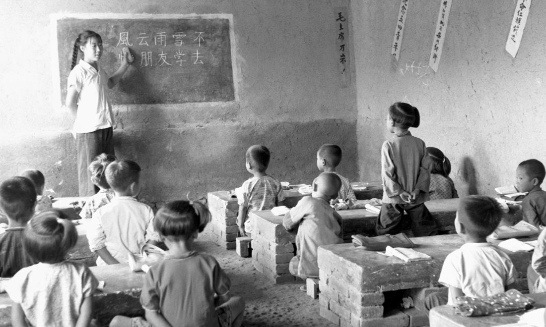 1964年夏，河北省壩縣煎茶鋪公社西煎大隊(duì)，一所耕讀小學(xué)的學(xué)生們?cè)谏险n。新華社記者梁一丁攝