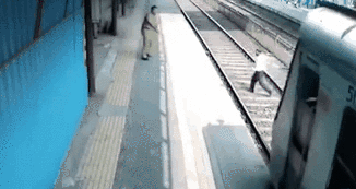 &ldquo;擦腳而過&rdquo;印男子穿鐵軌險(xiǎn)喪命