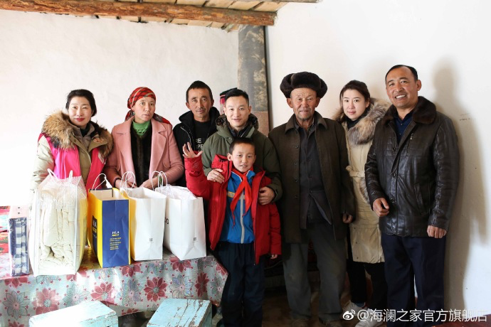 奧運(yùn)冠軍體操名將楊威把溫暖帶到北疆小朋友們的家中，把體育精神與奮斗的信念，傳遞到所有北疆孩子們的心中。