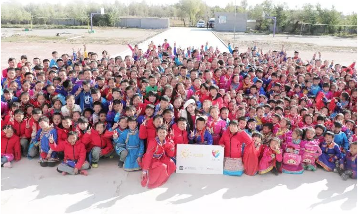 不知不覺(jué)，&ldquo;多一克溫暖&rdquo;已經(jīng)步入第六年。2019年10月14日，林志玲首次作為公益同行人，攜手鳳凰網(wǎng)&ldquo;護(hù)童計(jì)劃&rdquo;，與&ldquo;多一克溫暖&rdquo;一起趕赴內(nèi)蒙古回訪茫汗蘇木中心校的&ldquo;志玲姐姐之家&rdquo;，給那里的孩子送去溫暖。