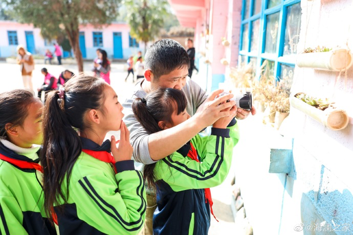 盡管身處大山，塢鉛小學(xué)卻到處都是驚喜，自制插花、獨(dú)一無(wú)二的石頭畫(huà)、杉木墩上的24節(jié)氣圖&hellip;&hellip;孩子們從不缺少發(fā)現(xiàn)美的眼睛。2019年，海瀾之家特別準(zhǔn)備了攝影課堂，讓孩子們通過(guò)拍照的方式自由地傳達(dá)真善美。