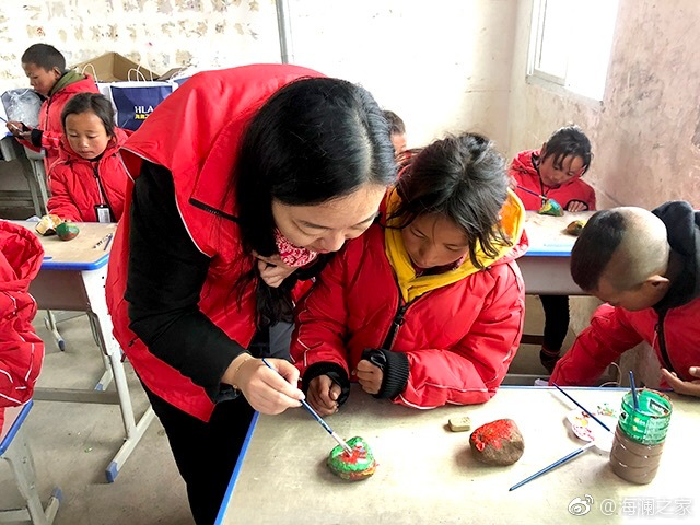 在繪畫(huà)課上，孩子們畫(huà)出心中想象的世界，不斷汲取關(guān)于美的知識(shí)。&ldquo;多一克溫暖&rdquo;帶給孩子們的是未來(lái)人生更多的機(jī)會(huì)與可能。公益行動(dòng)不應(yīng)只提供物質(zhì)捐贈(zèng)，更要加強(qiáng)對(duì)山區(qū)孩子們精神世界與未來(lái)發(fā)展的重視。