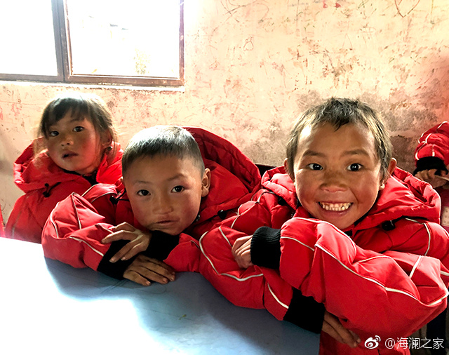 在四川省西南部川滇交界處的大涼山深處，坐落著一所紅旗小學(xué)。每當(dāng)最寒冷的季節(jié)到來(lái)，這里的許多孩子們不得不共用一件冬衣御寒。 &ldquo;多一克溫暖&rdquo;與暖流計(jì)劃記錄下了孩子們開(kāi)心的笑臉。這些笑臉，都是&ldquo;多一克溫暖&rdquo;前行中的源源動(dòng)力。