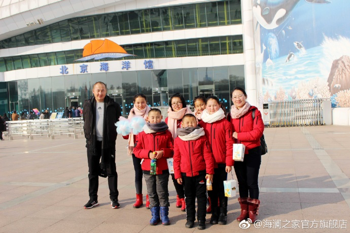 在海洋館，充滿(mǎn)求知欲和好奇心的孩子們像是一個(gè)個(gè)落入仙境的愛(ài)麗絲，不斷地提問(wèn)，并用手中的紙筆和相機(jī)，記錄每一個(gè)畫(huà)面和知識(shí)，說(shuō)要回去講給其他小伙伴和家人們聽(tīng)。