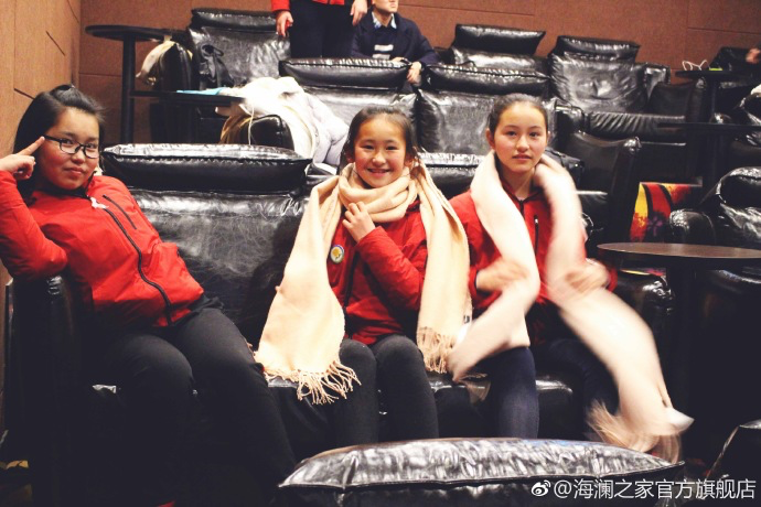 彼時(shí)恰逢《尋夢(mèng)環(huán)游記》上映，&ldquo;寒令營(yíng)&rdquo;的孩子們一起在電影院觀看了電影，平日里最鬧騰的孩子，在第一次看3D電影時(shí)也變得安靜專(zhuān)注。孩子們?cè)谶@段旅程中增長(zhǎng)了見(jiàn)識(shí)，一個(gè)更豐盛的世界就這樣打開(kāi)了。