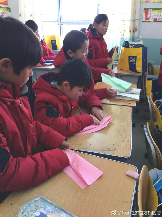 &ldquo;多一克溫暖&rdquo;的志愿者為孩子們帶去承載夢(mèng)想的手工課，孩子們通過(guò)剪紙、畫(huà)畫(huà)、折紙飛機(jī)，讓自己的夢(mèng)想在手中凝聚，隨紙飛機(jī)一起飛向天空，為凜冬帶來(lái)五彩斑斕的希望。