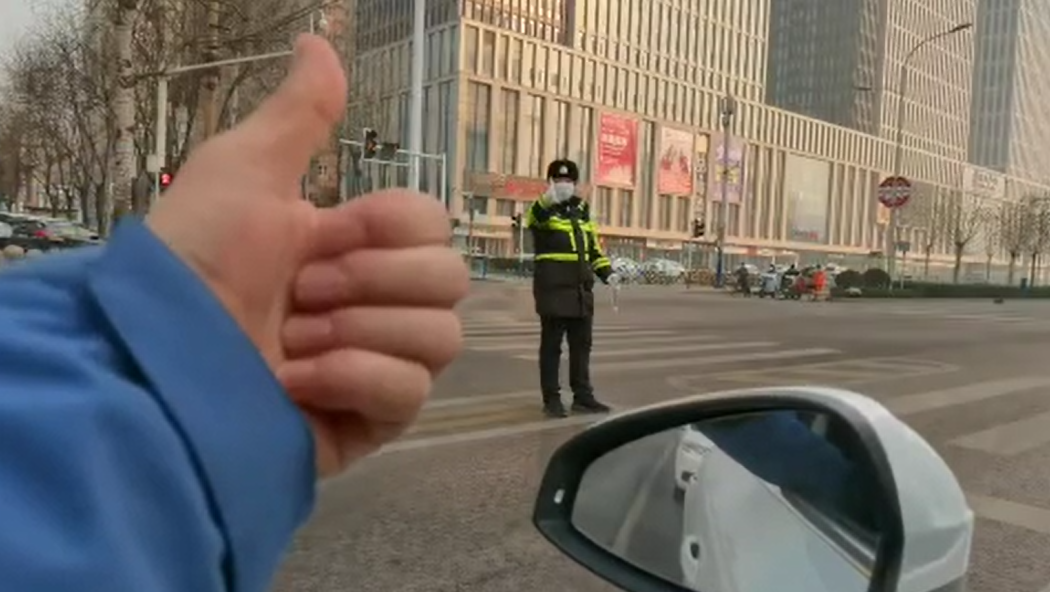 石家莊路人和交警的這個&ldquo;暗號&rdquo;，真暖！