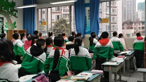 課上到一半，同學(xué)們卻把頭望向了外面！校長(zhǎng)說(shuō)：點(diǎn)贊！