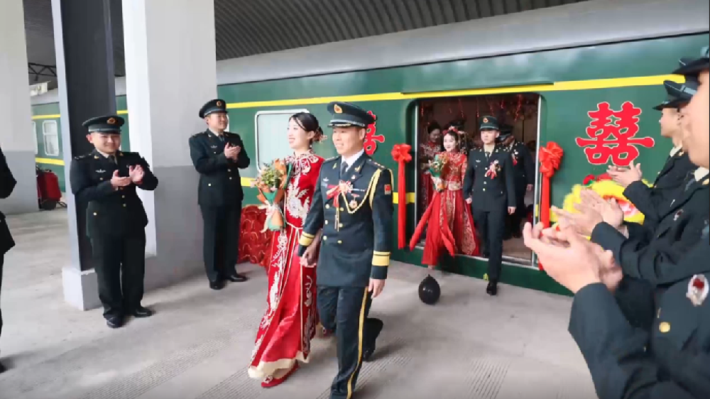 火車(chē)當(dāng)&ldquo;婚車(chē)&rdquo;，東風(fēng)快遞員最有排面的&ldquo;幸福軍列&rdquo;