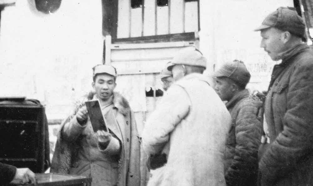 沙飛向參觀者講《晉察冀畫報(bào)》的制版情況。