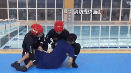 水中遇險 如何自救與施救？黃金30秒 如何將溺水者救上岸？