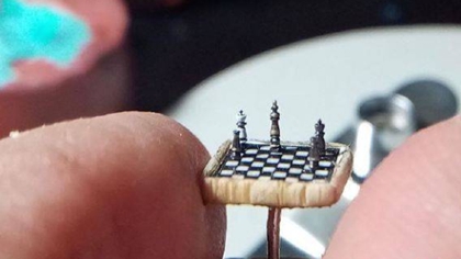 比指甲蓋還小！ 土耳其微雕藝術(shù)家雕出超小國(guó)際象棋