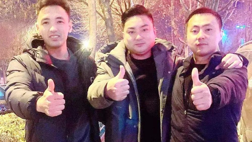 熱點快追｜路面結(jié)冰大貨車開始溜車！24塊&ldquo;救命石&rdquo;幫助緊急脫險