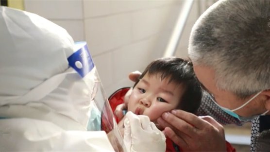 這一跪，謝謝你最美的&ldquo;核酸護(hù)士&rdquo;