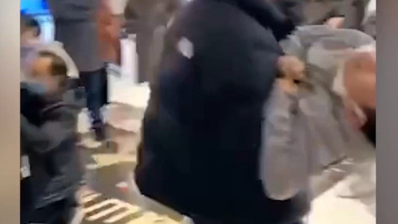 浙江一電影院發(fā)生事故多人送醫(yī)，現(xiàn)場(chǎng)家長(zhǎng)懷抱兒童奔走