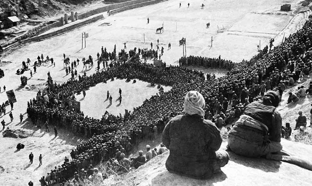 東北文代大會(huì)為慶祝斯大林70壽辰，由魯藝文工團(tuán)演出黃河大合唱。