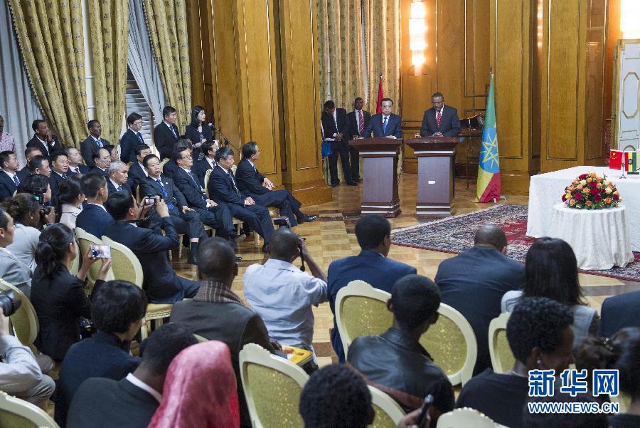 5月4日，國務院總理李克強在亞的斯亞貝巴與埃塞俄比亞總理海爾馬里亞姆舉行會談。這是會談后，李克強與海爾馬里亞姆共同會見記者。 新華社記者 王曄 攝