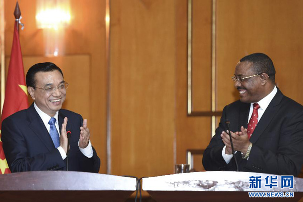 5月4日，國務院總理李克強在亞的斯亞貝巴與埃塞俄比亞總理海爾馬里亞姆舉行會談。這是會談結(jié)束后，李克強與海爾馬里亞姆共同會見記者。 新華社記者 李學仁 攝