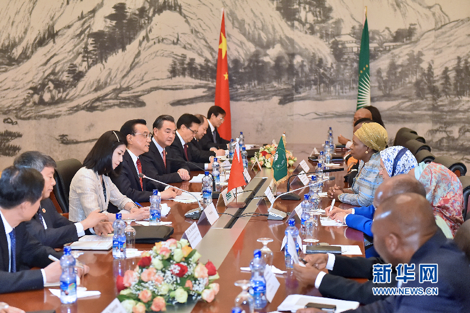 5月5日，中國國務(wù)院總理李克強(qiáng)在亞的斯亞貝巴非洲聯(lián)盟總部會見非盟委員會主席祖馬。 新華社記者李濤攝