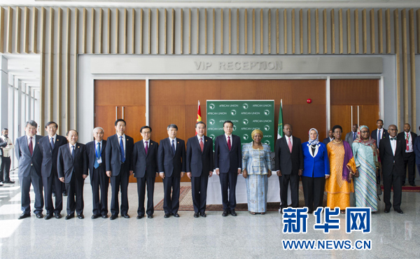 5月5日，中國國務(wù)院總理李克強(qiáng)在亞的斯亞貝巴非洲聯(lián)盟總部會見非盟委員會主席祖馬。這是會見后，李克強(qiáng)同祖馬參加集體合影。新華社記者王曄攝